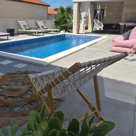 Vivavir With 2x E-scooter, Private Pool & Grill 펜션 비르
